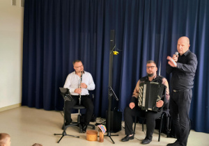 Trójka muzyków na scenie