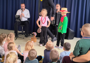 Para chłopiec i dziewczynka tańczący oberka