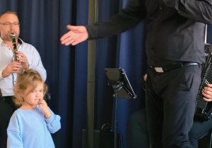 Dziewczynka z kwiatkiem