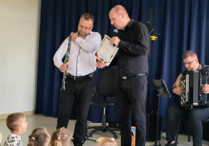 Pan Patrycjusz i pan Maciek podczas prezentacji klarnetu