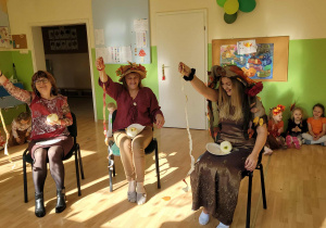 Panie podczas konkursu na najdłuższą obierkę z jabłka