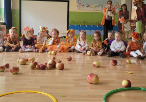 Dzieci podczas konkursu z jabłkami