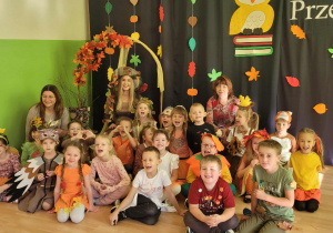 Grupa Sowy pozująca do zdjęcia wraz z panią Jesienią