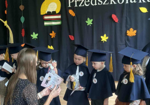 Pani wręczająca upominki i dyplomy