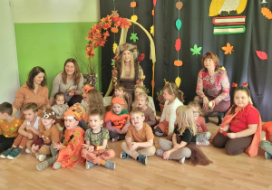 Grupa Kreciki pozująca do zdjęcia wraz z panią Jesienią