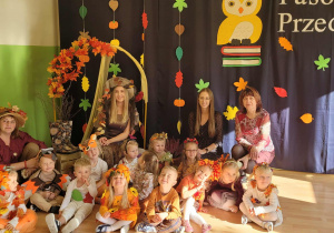 Grupa Myszki pozująca do zdjęcia wraz z panią Jesienią