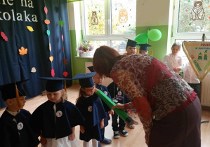 Pani dyrektor pasująca na przedszkolka