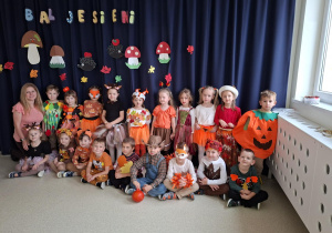 Grupa Wiewiórki na tle napisu Bal Jesieni