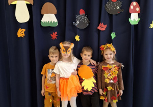 Dzieci na tle napisu Bal Jesieni