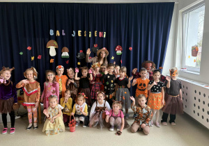 Grupa Jeże na tle napisu Bal Jesieni