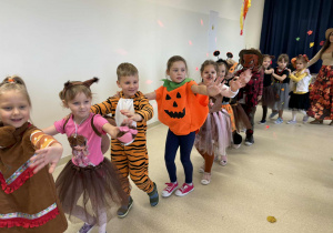 Dzieci podczas zabawy w "pociąg"
