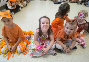 Dziewczynki siedzące na podłodze