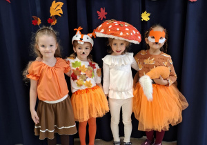 Dzieci na tle napisu Bal Jesieni