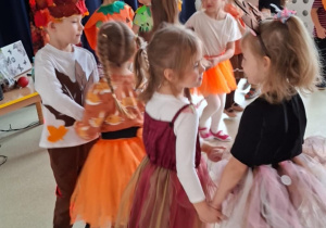 Dzieci podczas zabawy w parach