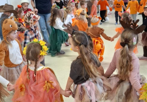 Dzieci podczas zabawy w kole