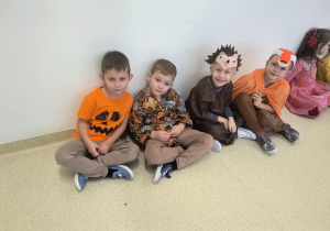 Chłopcy siedzący na podłodze