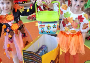 Dziewczynki z grupy Wiewiórek prezentujące prezent