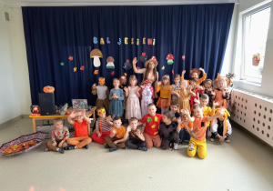 Grupa Misie na tle napisu Bal Jesieni