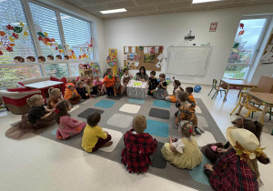 Grupa Jeże rozpakowująca prezent