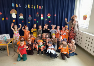 Grupa Motylki na tle napisu Bal Jesieni