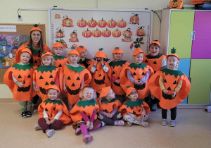 Grupa Myszki w przebraniu dyń