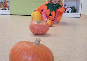 Dziewczynka przy dyniowym konkursie