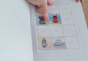 Dzieci pracujące przy stoliku