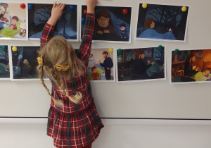 Dziewczynka przy tablicy