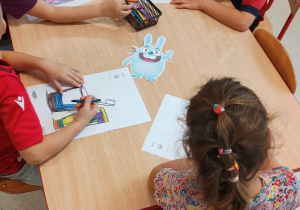 Dzieci podczas uzupełniania kart pracy