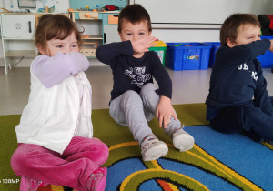 Pokaz zakrywania nosa