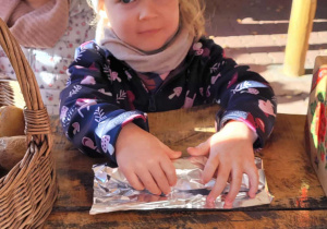 Zawijanie ziemniaków do ogniska