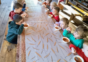 Dzieci podczas jedzenia zupy