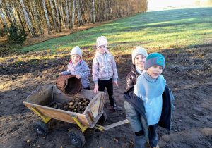 Dzieci z wózkiem podczas wykopków