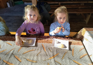 Dzieci podczas posiłku