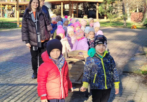 Dzieci idące na pole