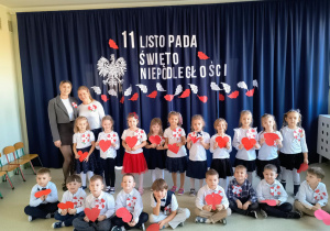 Grupa Wiewiórki na tle napisu 11 listopada