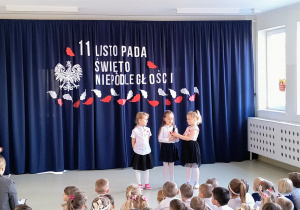 Dzieci podczas recytacji wiersza