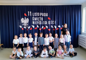 Grupa Motylki na tle napisu 11 listopada