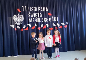 Dzieci podczas recytacji wiersza