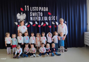 Grupa Sarenki na tle napisu 11 listopada