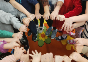 Grupa Wiewiórki z kręgiem życzliwych dłoni