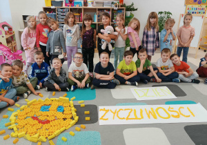 Grupa Misie z wykonanym znakiem przyjaźni