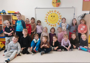 Grupa Motylki z wykonanym znakiem przyjaźni