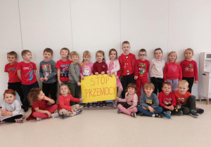 Grupa Motylki z plakatem Stop Przemocy