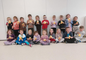 Grupa Motylki z wykonanymi odbiciami dłoni