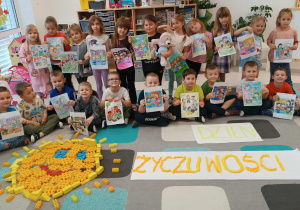 Grupa Misie z rysunkami i wykonanym znakiem przyjaźni