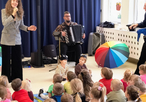 Dzieci z Sarenek jako kotki