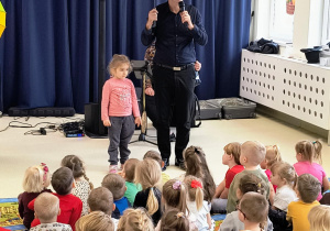 Dziewczynka z Zajączków pod kolorowym parasolem