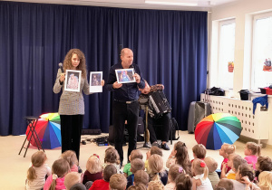 Prowadzący ze zdjęciami z musicalu "Koty"