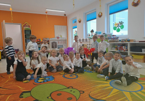 Grupa Sarenki z prezentami